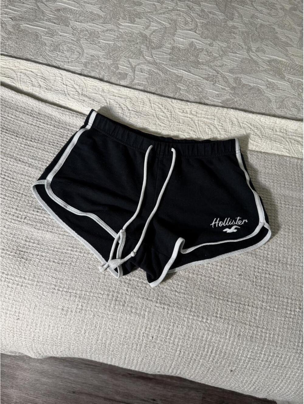 hollister athletic shorts, size xs 13” flat lay waist measurement.